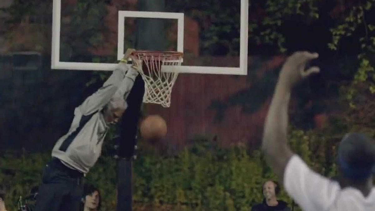 Für einen Getränkehersteller geht NBA-Star Kyrie Irving als Uncle Drew verkleidet auf Streetballplätze