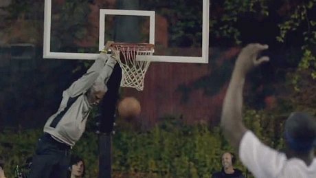 Für einen Getränkehersteller geht NBA-Star Kyrie Irving als Uncle Drew verkleidet auf Streetballplätze - Foto: YouTube / Pepsi