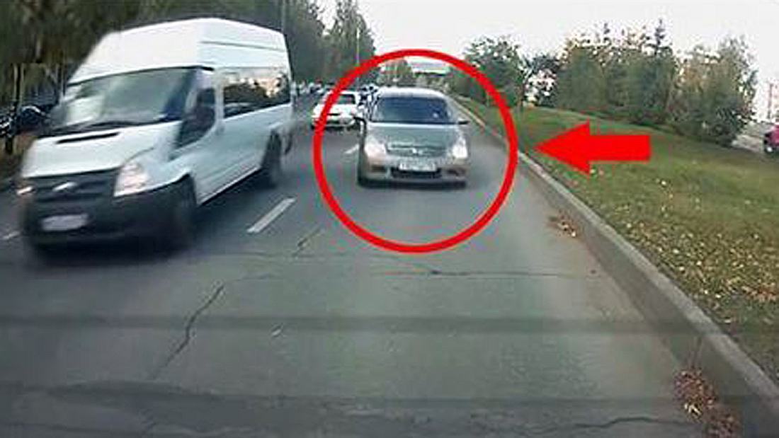 Auffahrunfall: 2 Frauen rasen in Russland mit überhöhter Geschwindigkeit in das Heck eines anderen Autos