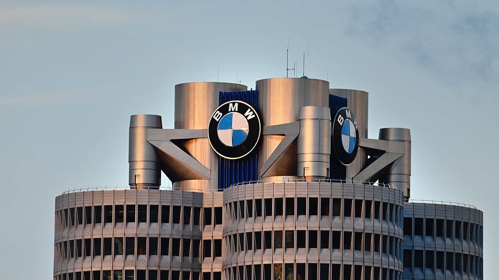 BMW-Zentrale in München - Foto: IMAGO / Sven Simon