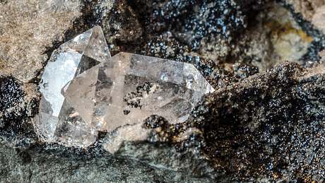 Sensationsfund: Seltener Diamant mit mysteriösem Materialeinschluss gefunden - Foto: iStock / TomekD76