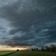 Gewitterwolken über Feld - Foto: iStock / amriphoto