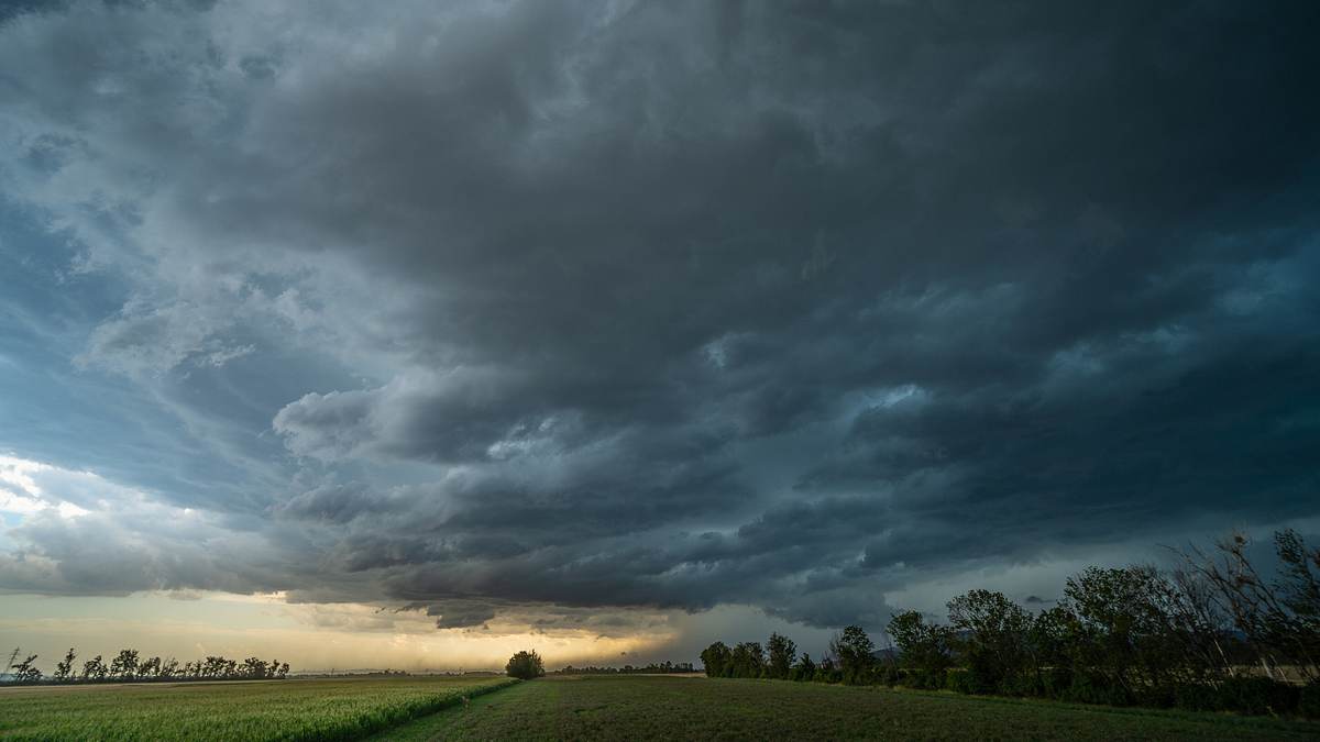 Gewitterwolken über Feld