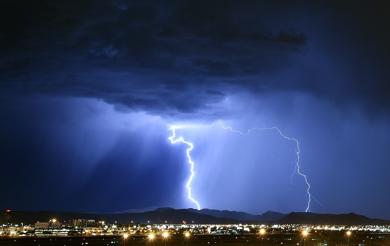Unwetter mit Blitzschlag und Starkregen Unwetter mit Blitzschlag und Starkregen