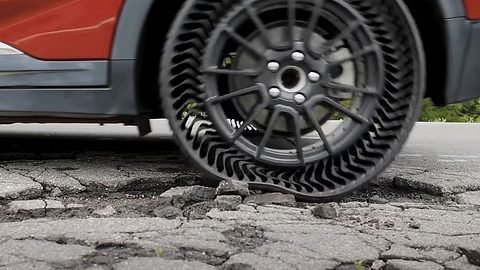 Reifen über Asphaltloch auf Straße - Foto: YouTube/Wonder World (Screenshot)