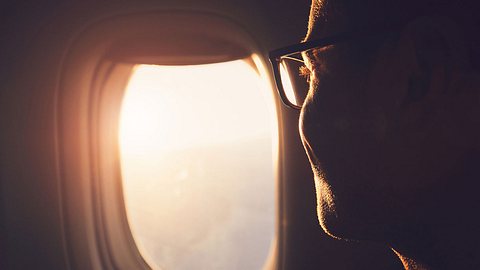 UVA-Licht fällt durch ein Flugzeugfenster - Foto: iStock / Chalabala