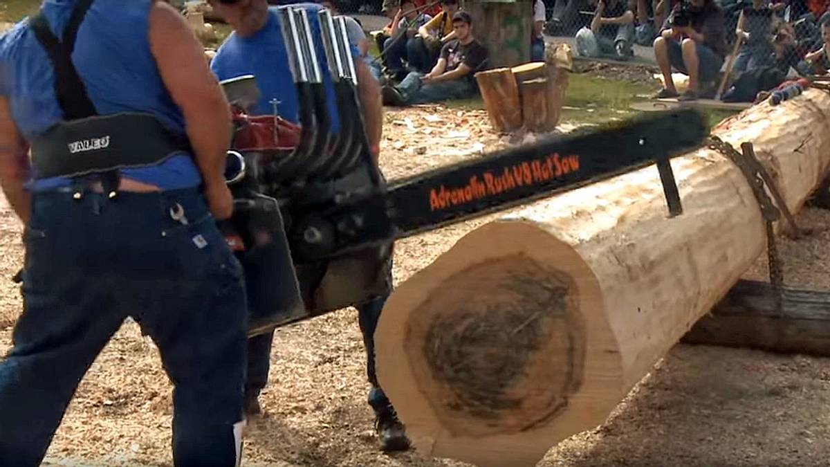 Timbersports-Aktive zerteilen Baumstämme mit einer V8-Kettensäge