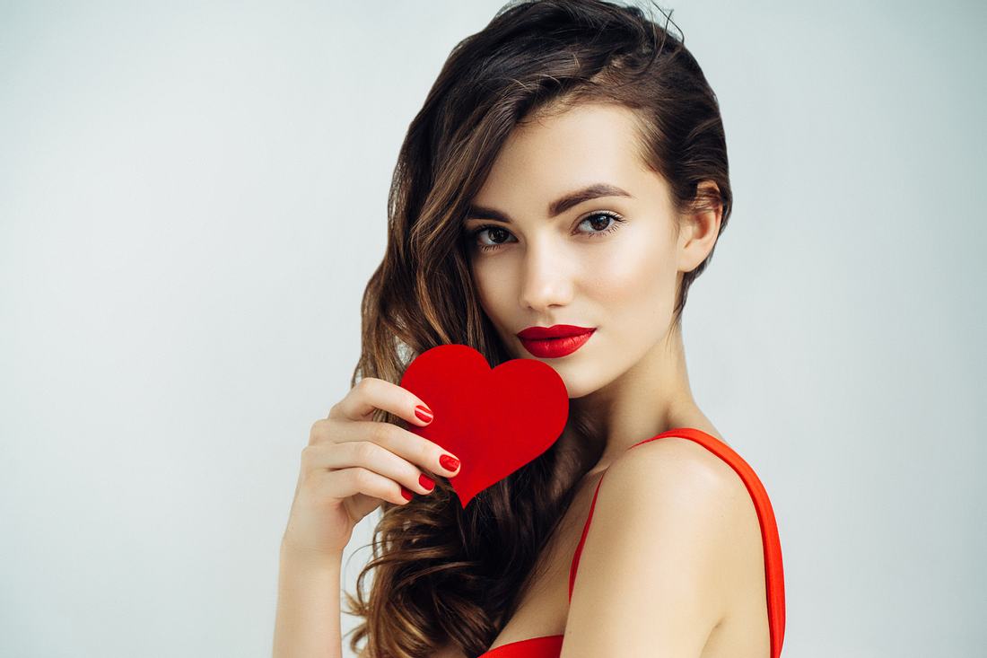 Was Frauen sich zum Valentinstag wirklich wünschen Frau mit Herz