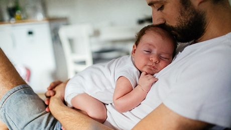 Vaterschaftsurlaub beantragen: So gehts - Foto: iStock / AleksandarNakic