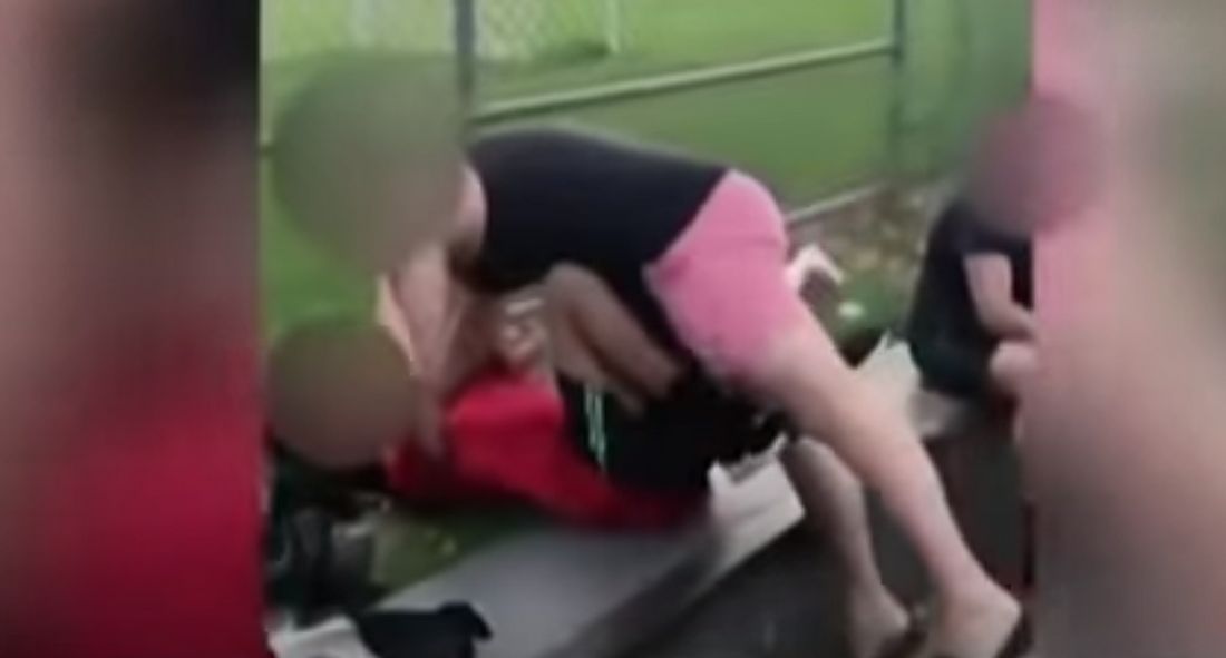 Vater knöpft sich Schulschläger vor, der seine Tochter misshandelt – Zeugen filmen Vater geht auf Schulschläger los