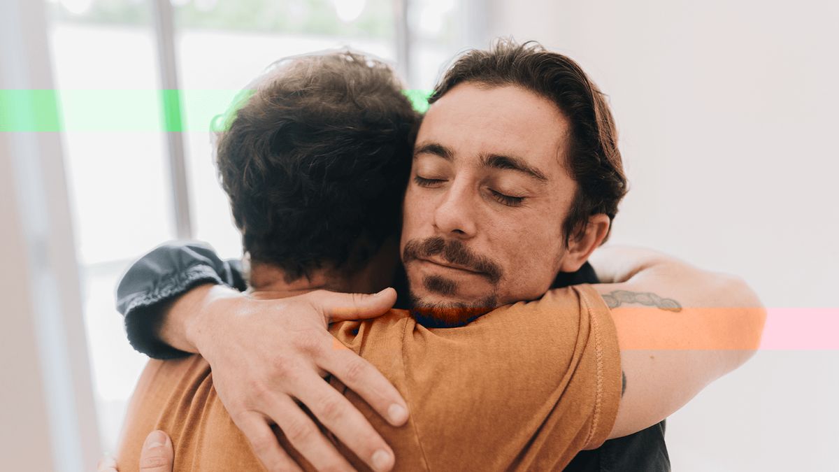 Vater und Sohn umarmen sich