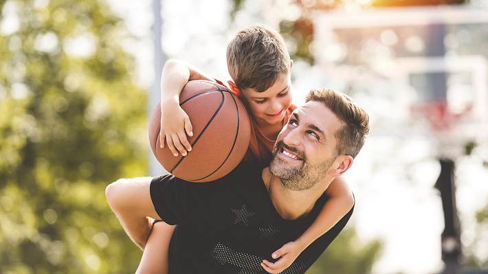 Mann mit Sohn auf den Schultern - Foto: iStock / LSOphoto