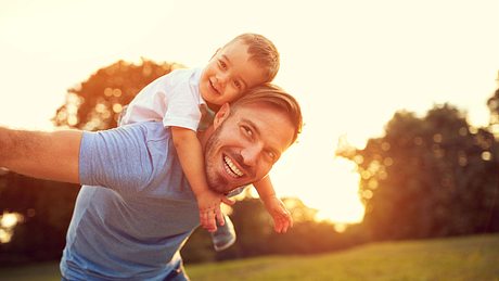 Vater mit Sohn auf dem Rücken - Foto: iStock / LuckyBusiness