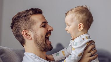 Vater mit Baby - Foto: iStock/dusanpetkovic