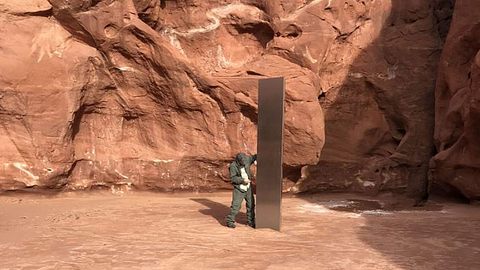 Monolith in der Wüste von Utah - Foto: Utah Department Of Public Safety