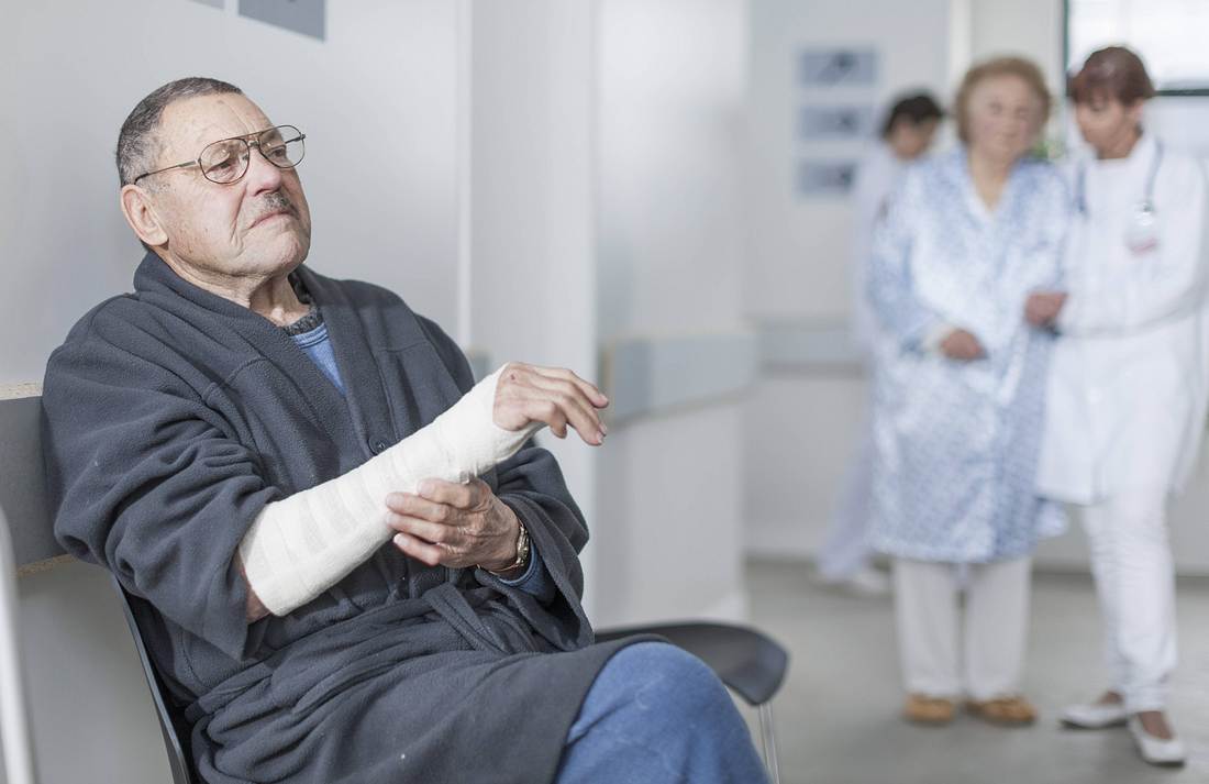 Veganer erleiden doppelt so häufig Brüche wie Fleischesser Älterer Mann mit gegipstem Arm im Krankenhaus