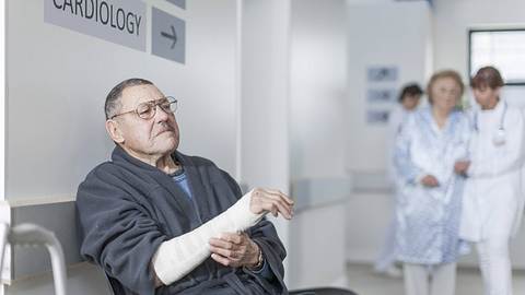 Älterer Mann mit gegipstem Arm im Krankenhaus - Foto: imago images / Westend61