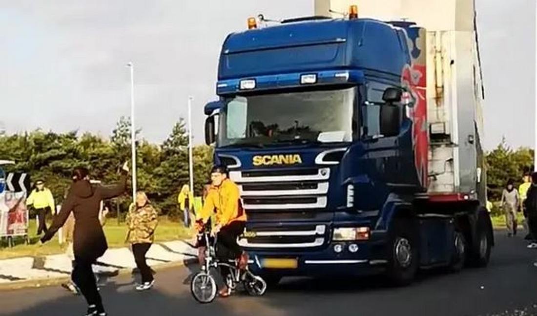 Truck erfasst Radfahrer