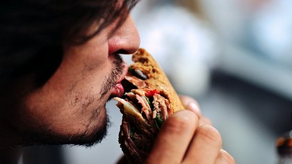 Jeder dritte Vegetarier isst betrunken doch Fleisch - Foto: iStock/ArtMarie