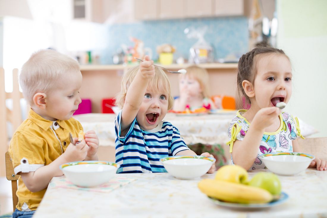 Verboten! Kleines Mädchen darf in Kita nicht Wurschtbrot sagen Kinder in einer Kita
