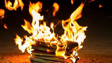 Brennende Bücher - Foto: iStock/Videologia