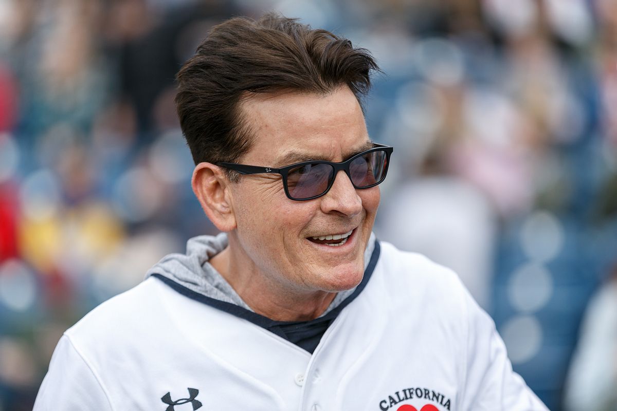 Charlie Sheen lachend und mit Sonnenbrille