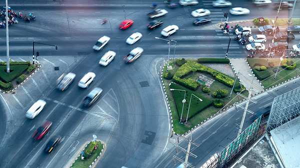 Straßenverkehr - Foto: iStock / montiannoowong