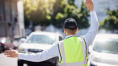Mann regelt den Verkehr - Foto: iStock / PeopleImages