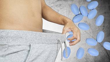 Notaufnahme! Mann nimmt aus Spaß 35 Viagra-Tabletten - Foto: iStock / Montage: Männersache