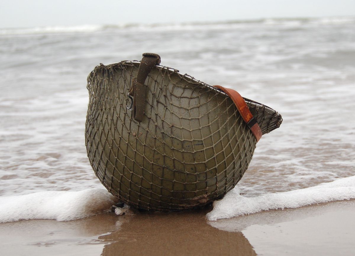 Kriegshelm am Strand