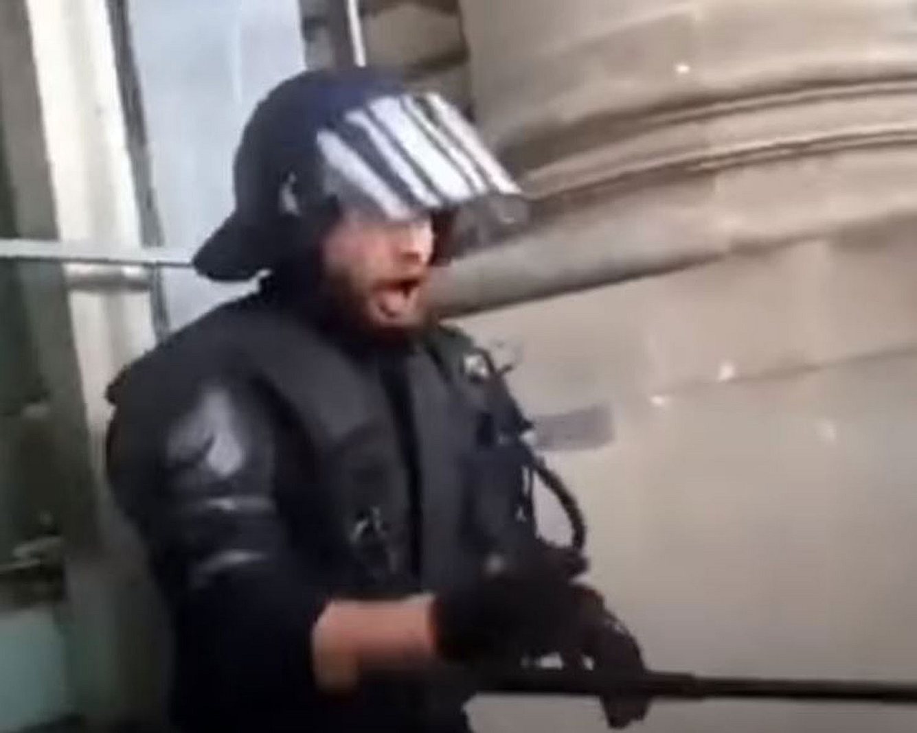 Video: Sturm auf den Reichstag - drei Polizisten werden zu Helden Polizist vor dem Reichstag