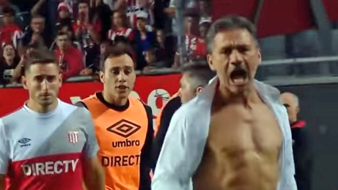 Fußball-Trainer Nelson Vivas reißt sich nach einem nicht gegebenem Elfmeter das Hemd vom Oberkörper