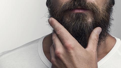 Mann kratzt sich am Vollbart - Foto: iStock / bymuratdeniz