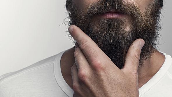 Mann kratzt sich am Vollbart - Foto: iStock / bymuratdeniz