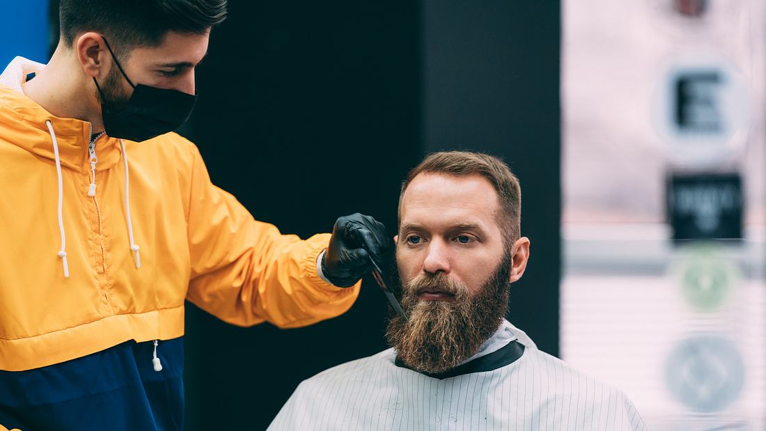 Vollbartträger beim Friseur Vollbartträger beim Friseur