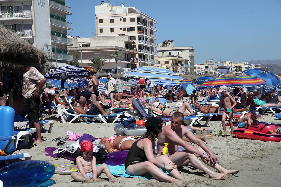 Touristen auf Mallorca Strand voller Touristen