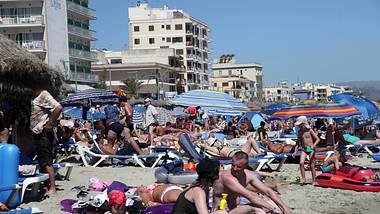 Strand voller Touristen - Foto: iStock / kickers