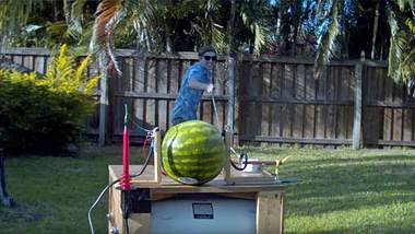 Das passiert, wenn man 20.000 Volt in eine Wassermelone jagt - Foto: YouTube/TheBackyardScientist