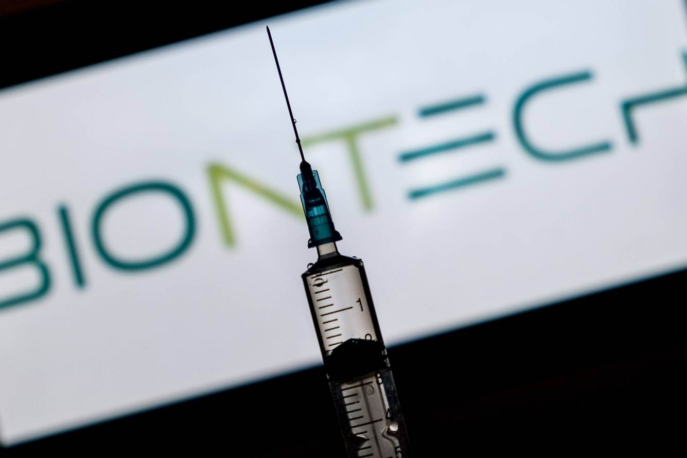 Vor allem junge Männer betroffen: Herzmuskelstörungen durch Biontech-Vakzin? Spritze vor Biontech-Logo