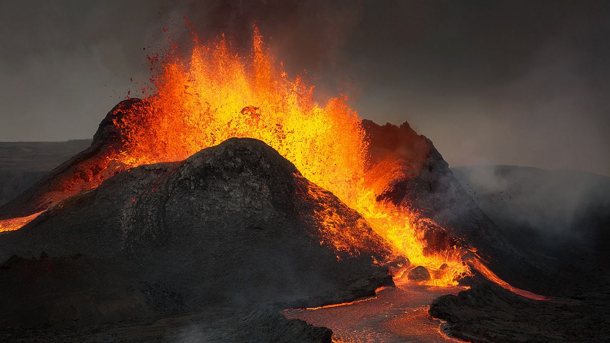 Vulkan spuckt Lava