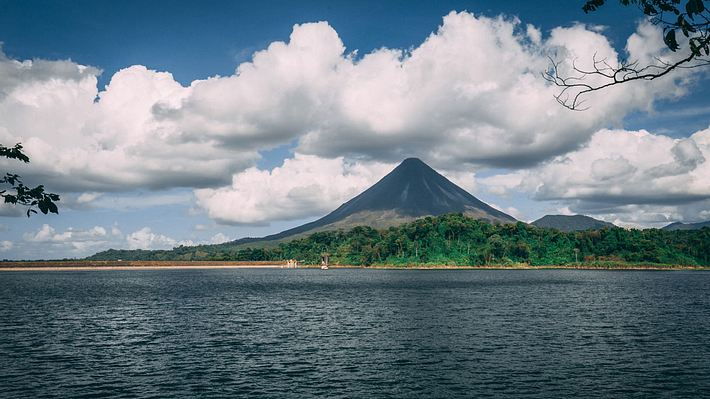 Ein Vulkan auf Costa Rica - Foto: iStock / KZhang