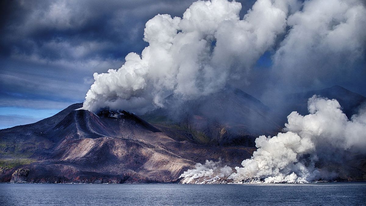 Vulkanausbruch auf den Chirpoy Inseln, Kurilen-Inseln, Russland