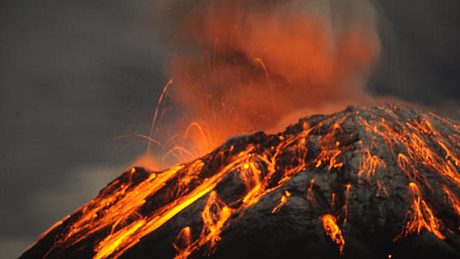 Schlafende Vulkane können jederzeit wieder Feuer speien - Foto:  RODRIGO BUENDIA/AFP/Getty Images