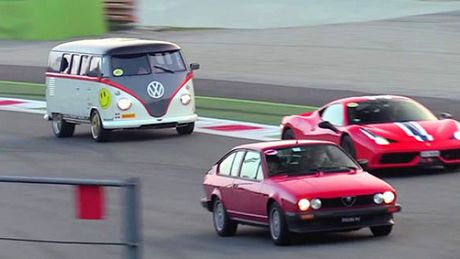 Ein VW-T1-Bus zerstört einen Ferrari F355 in einem Wettrennen - Foto: YouTube/19Bozzy92