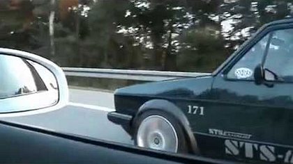 VW Golf 1 vs Audi R8: Demütigung auf der Autobahn - Foto: Screenshot YouTube / MrZoommix