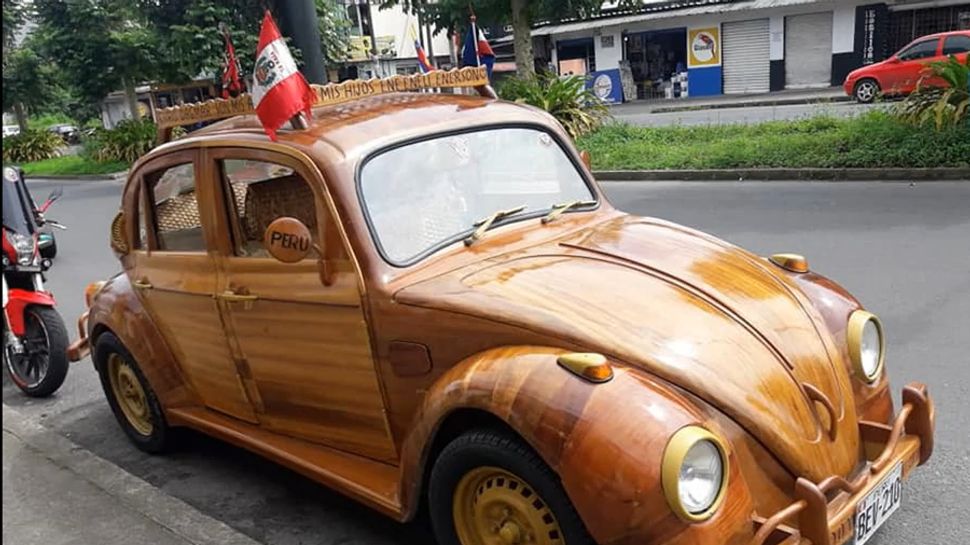 VW Käfer aus Holz - Foto: YouTube/ Viajero Frecuente Radio