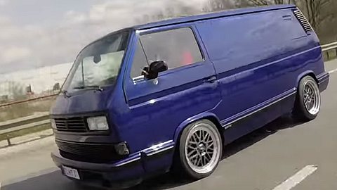 VW T3 setzt zum Überholen an - Foto: Youtube / Momentum