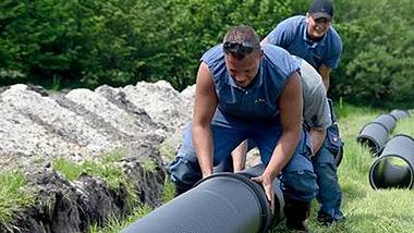 Das Wacken-Festival baut eine Bier-Pipeline - Foto: NDR