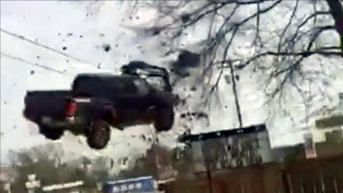 Verfolgungsjagd: Ein 18-Jähriger flüchtet in einem Toyota Tacoma vor der Polizei Ein 18-jähriger Gefängnisinsasse flüchtet mit einem Toyota Tacoma Pick-up-Truck vor der Polizei und übersieht ein Nagelband