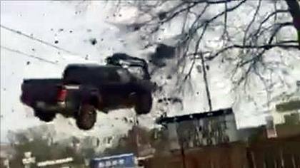Ein 18-jähriger Gefängnisinsasse flüchtet mit einem Toyota Tacoma Pick-up-Truck vor der Polizei und übersieht ein Nagelband - Foto: Facebook/DougWarnerJournalist